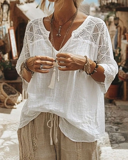 Cynthia | Blusa con scollo a V e dettagli in pizzo
