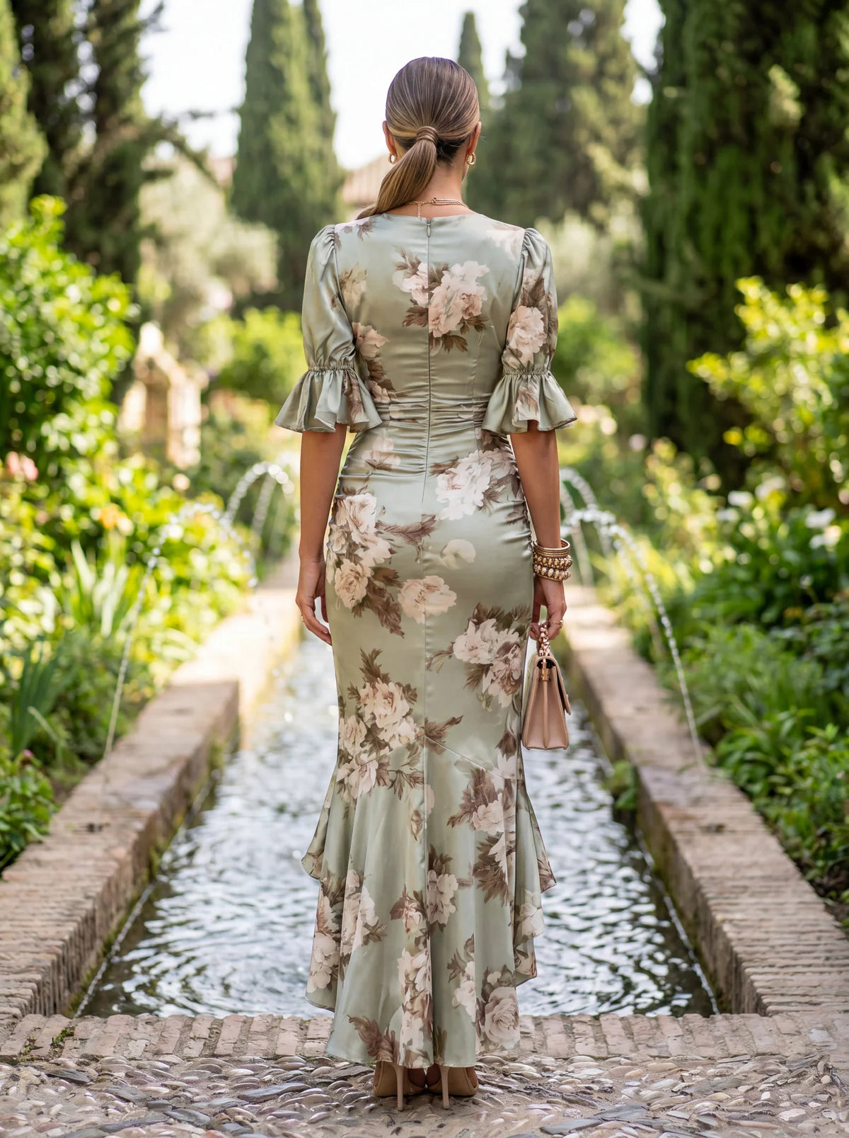 Ana - Vestido largo asimétrico de raso verde con escote en V